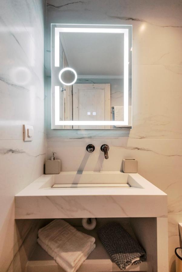 Vilă Myrovolos Luxury Suites *