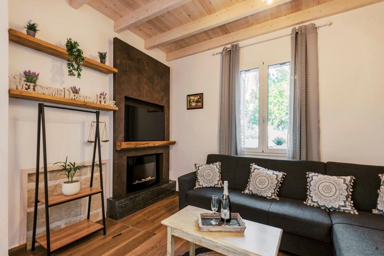 Myrovolos Luxury Suites Vilă